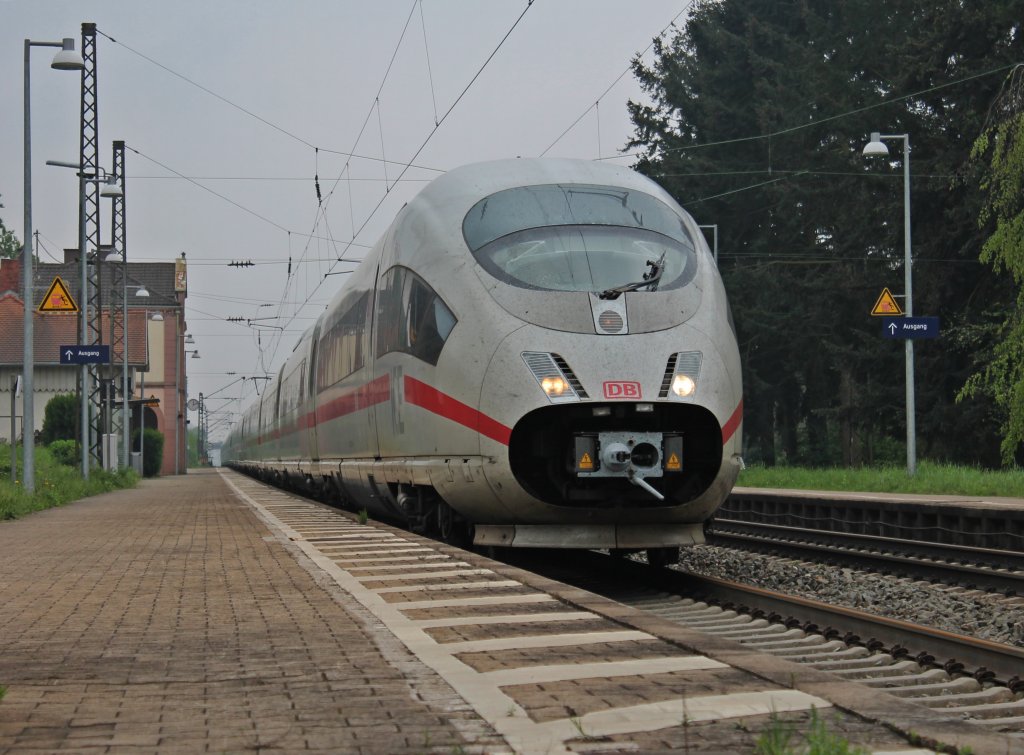 403 523-4  Schaffhausen  bei der Durchfahrt auf der KBS 703 in Kenzingen. (02.05.2013)