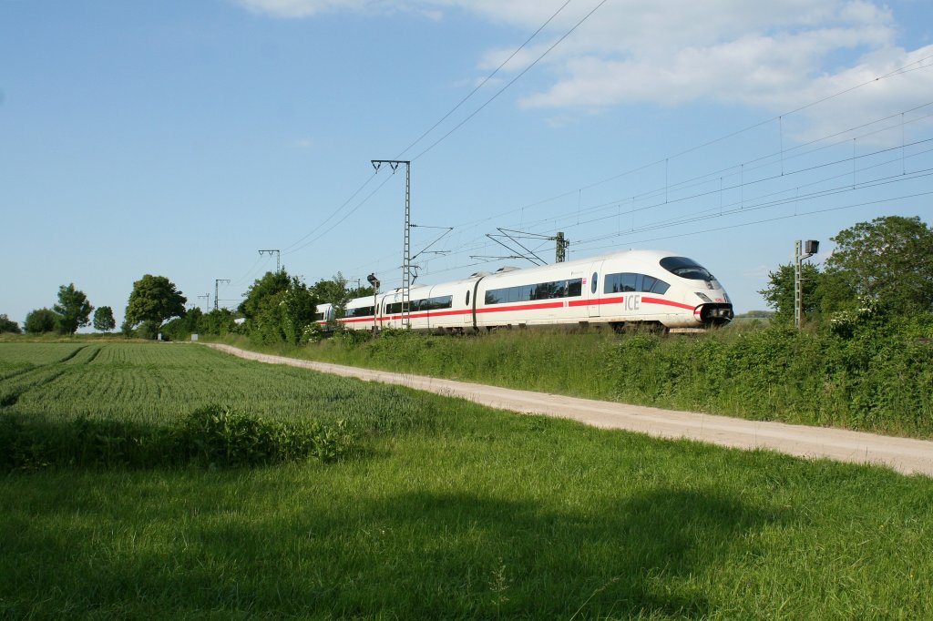 403 526-7 war am Abend des 06.06.13 mit dem falschen Bgel als ICE 109 von Dortmund nach Basel SBB unterwegs. Der Zug ist hier im nrdlichen Weichenbereich von Mllheim (Baden) zu sehen.