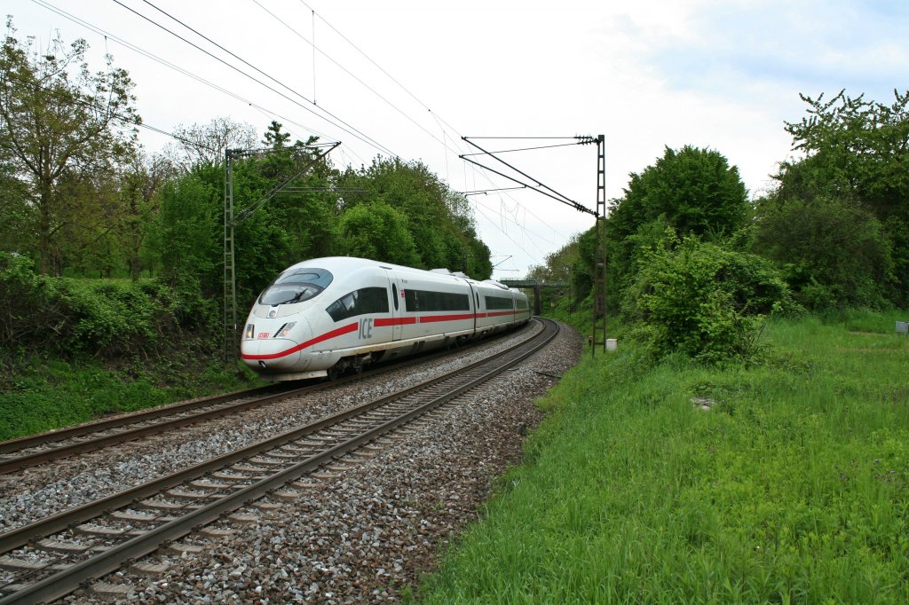 403 527-5 zusammen mit 406 054-7 als ICE 504/107 am Nachmittag des 09.05.13 in der Sdkurve vor dem Bahnhof Schallstadt.