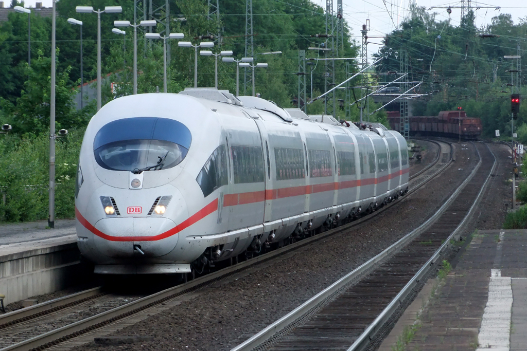 403 528-3 ICE 825 nach Mnchen bei der Einfahrt in Recklinghausen 2.6.2012