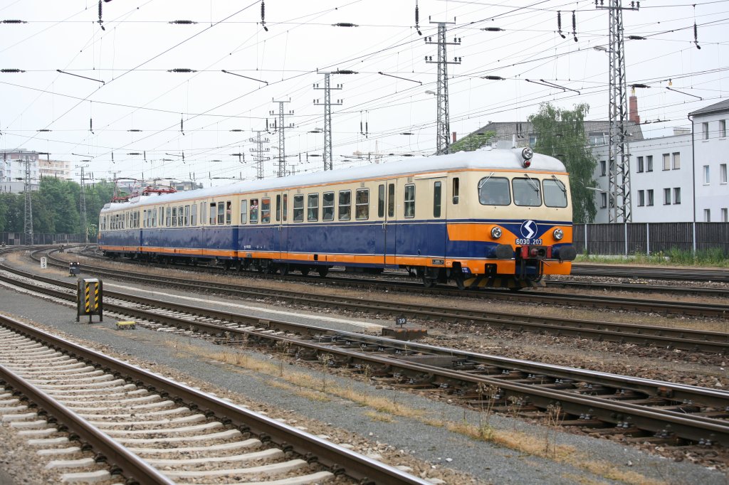 4030 210 mit einem Sonderzug von Wien nach Linz anlsslich des Jubilums 150 Jahre Hauptwerkstatt (neudeutsch: TS) Linz.
Aufgenommen am 29. Mai 2010.