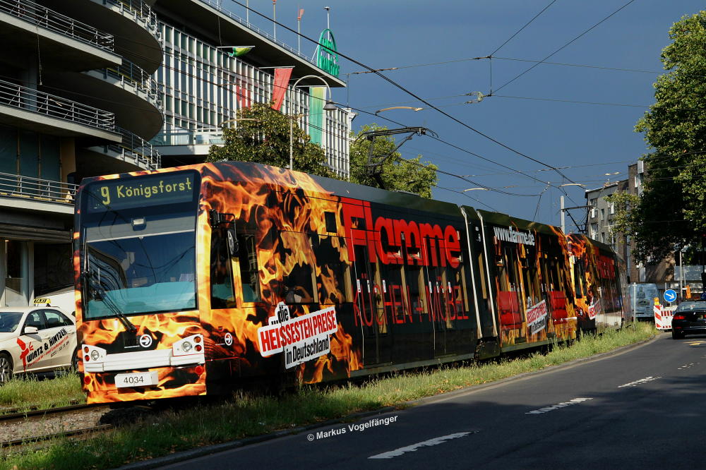 4034 mit neuer Ganzreklame  Flamme Kchen + Mbel  auf der Ccilienstrae am 13.08.2013. 