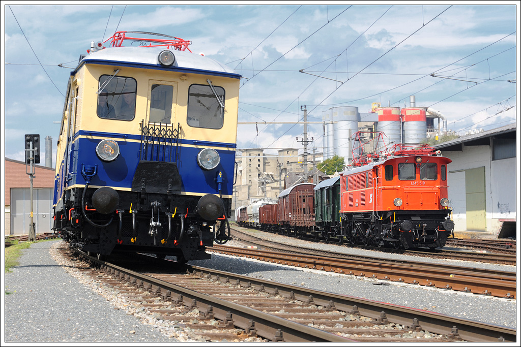 4041.01 der GEG links als SGAG 17248, rechts GEG 1245.518 mit ihrem SGAG 17245, aufgenommen am 108.8.2012 in Kirchdorf a.d. Krems. 