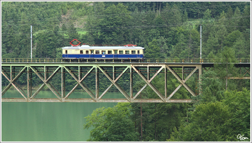 4041.01 berquert als Fotozug SGAG 17248 (Nettingsdorf-Selzthal) die Steyrbrcke nahe Steyrling.
8_2012
