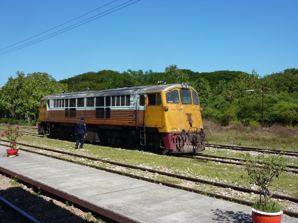 4044 am 12.01.2013 beim rangieren in Kanchanaburi