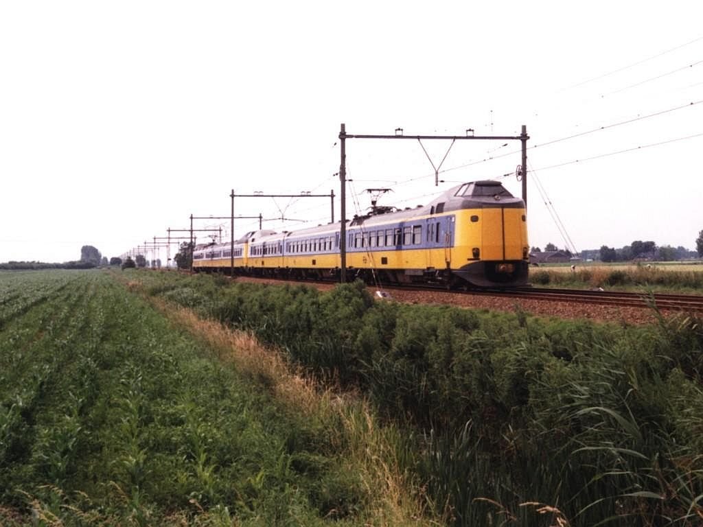 4048 + 4004 (Prototyp aus 1978) unterwegs bei Wirdum als Intercity 30723 Amsterdam-Leeuwarden am 4-7-1998. Bild und scan: Date Jan de Vries.