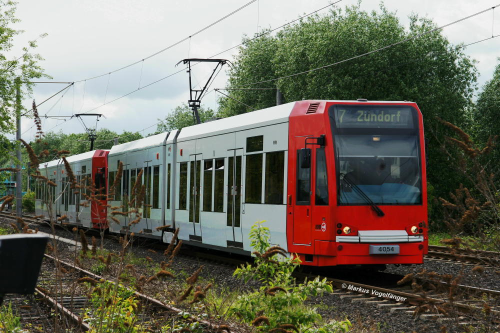 4054 wurde die Ganzreklame  Roller Mbeldiscount  entfernt. Hier zu sehen wieder im aktuellen KVB-Farbschema zwischen den Haltestellen haus Vorst und Marsdorf am 23.05.2013.