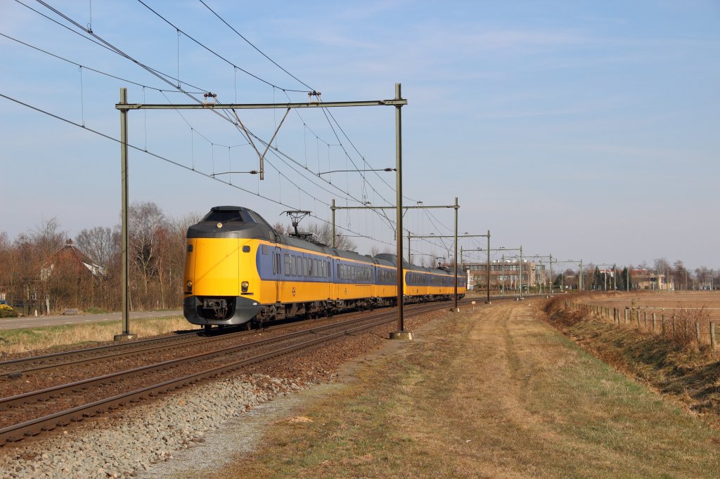 4058 und ein weiterer ICM Koploper als IC 1958 (Venlo - Den Haag Centraal) zwischen Horst-Sevenum und Deurne am 01.04.13
