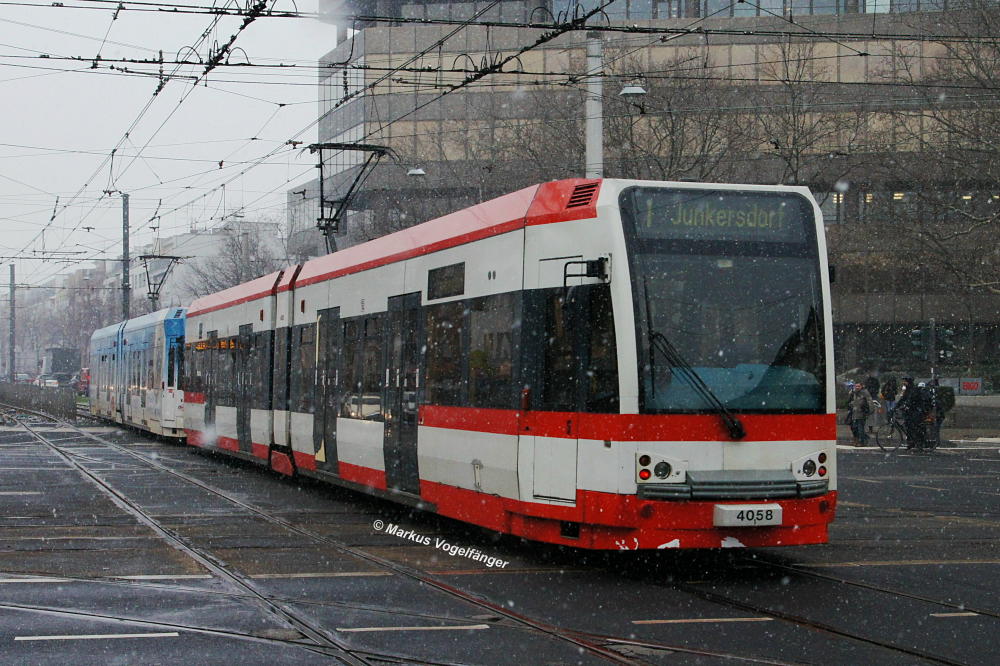 4058 wurde die Ganzreklame  ADAC  gelscht. Hier zu sehen wieder im alten KVB-Farbkleid auf der Kreuzung Aachener Str./Grtel am 11.03.2013