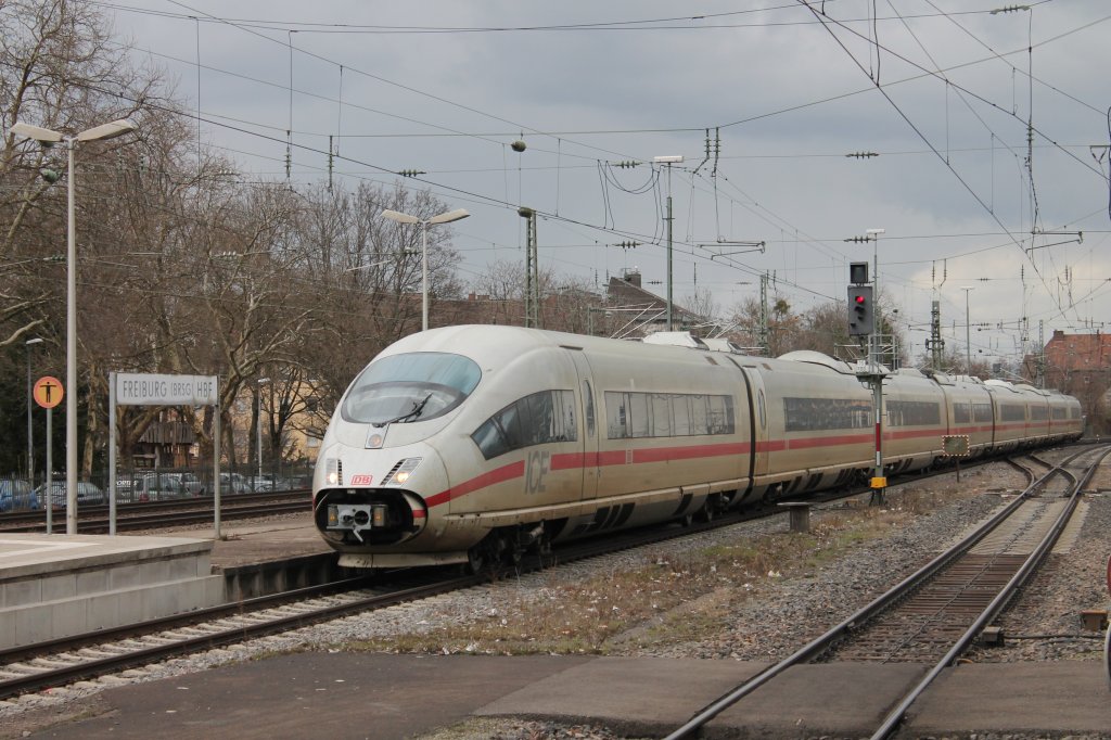 406 004-2 am 08.03.2013 als ICE 105 in Freiburg Hbf. Der Zug endete in Freiburg wegen der Versptung die der Zug hatte. Als alle Passagiere ausgestiegen sind ist die Einheit dann als Lr nach Basel Bad Bf gefahren.