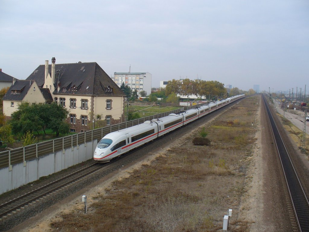 406 051 und 403 002 sind als ICE am 30.10.2011 in Mannheim