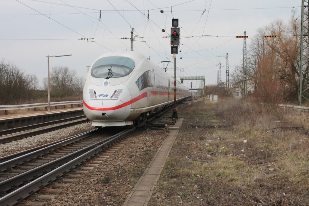 406 053-9 am 16.03.2013 zusammen mit 403 015-1 auf dem Weg nach Kln und Amsterdam. Hier ist die Doppeleinheit im Bahnhof Orschweier.