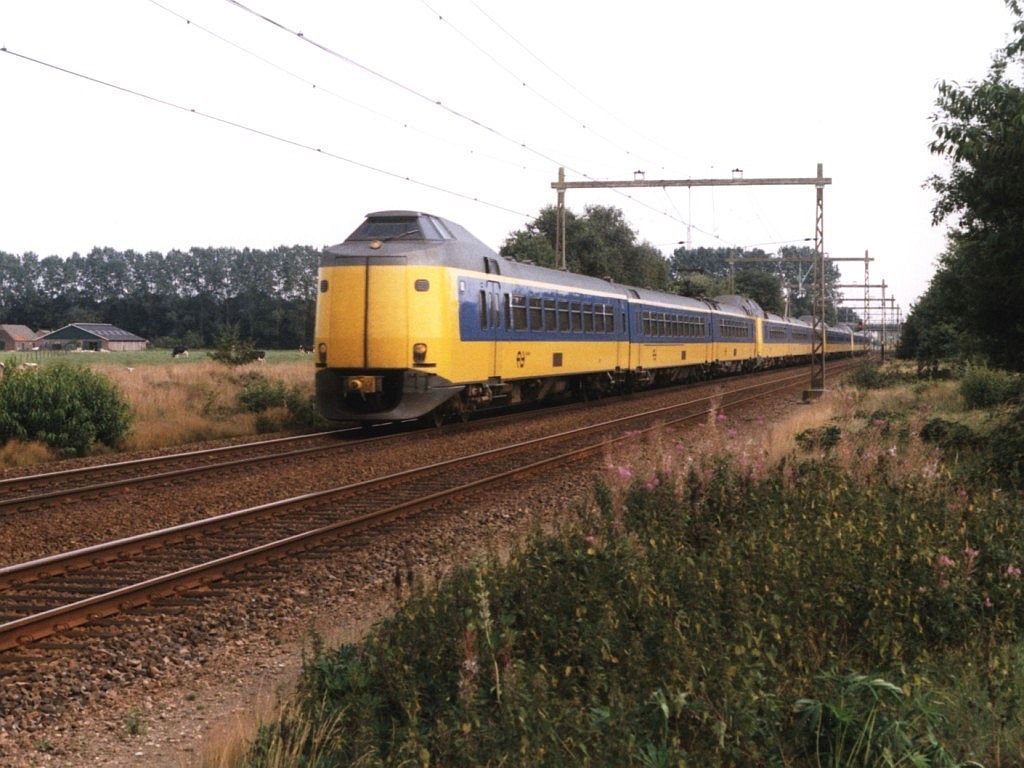 4060 + 4070 + 4001 + 4213 mit Intercity 1746 Enschede-Den Haag CS bei Harselaar am 19-8-1998. Bild und scan: Date Jan de Vries. 