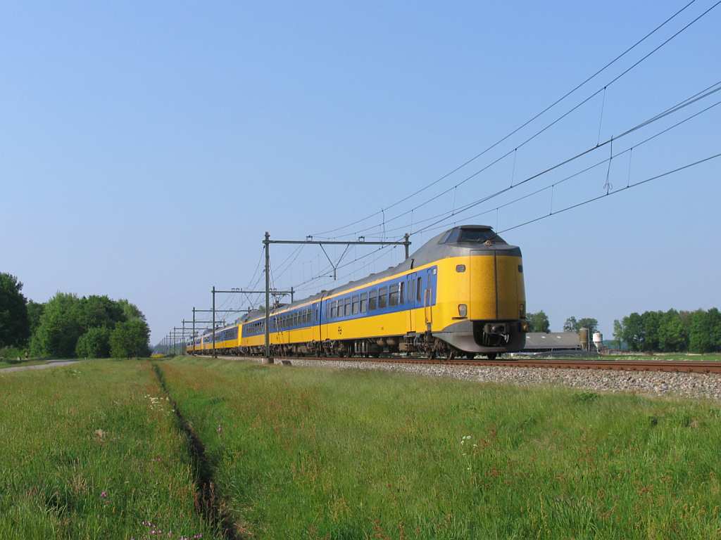 4060, 4088 und 4042 mit IC 764 Groningen-Schiphol (Airport) bei Tynaarlo am 14-5-2008. 