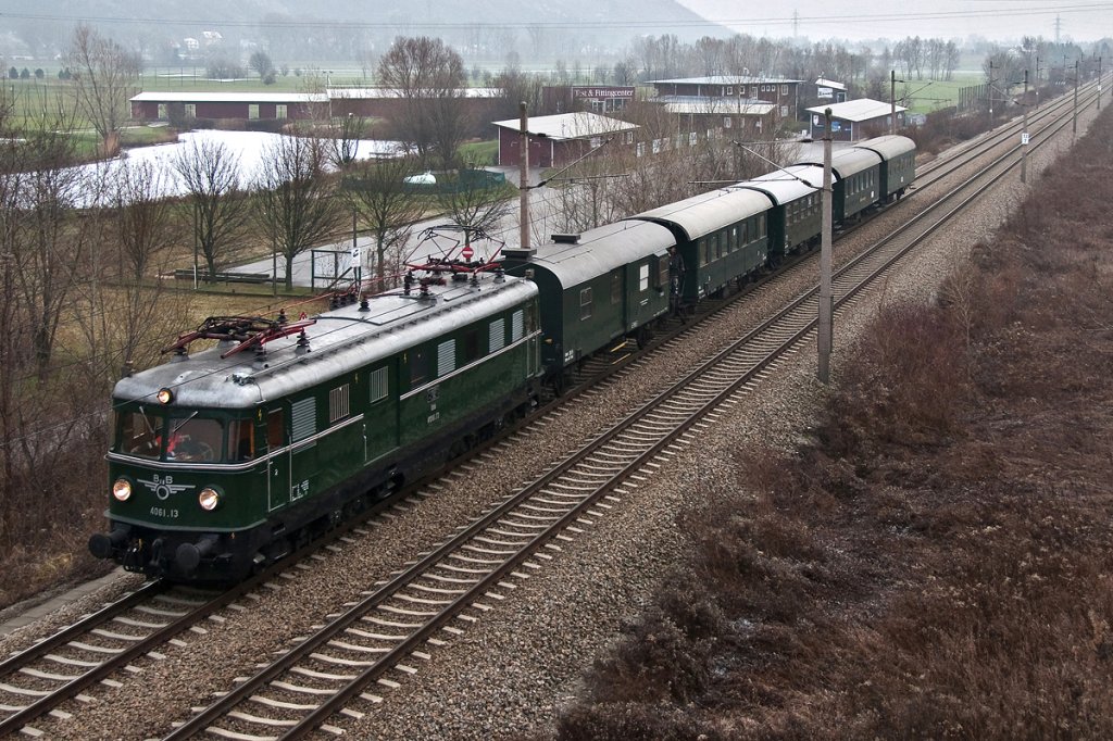 4061.13 ist mit SR 14178 (Wien Meidling - Langenlois) zwischen Bisamberg und Korneuburg unterwegs. Die Aufnahme entstand am 22.12.2012.