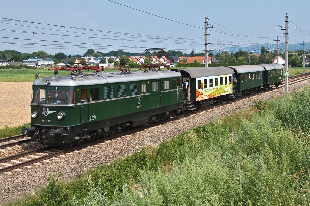 4061.13 war am 09.08.2013 mit einem Sonderzug zwischen Wien FJB und Tulln unterwegs. Die Aufnahme entsand zwischen Muckendorf-Wipfing und Langenlebarn.