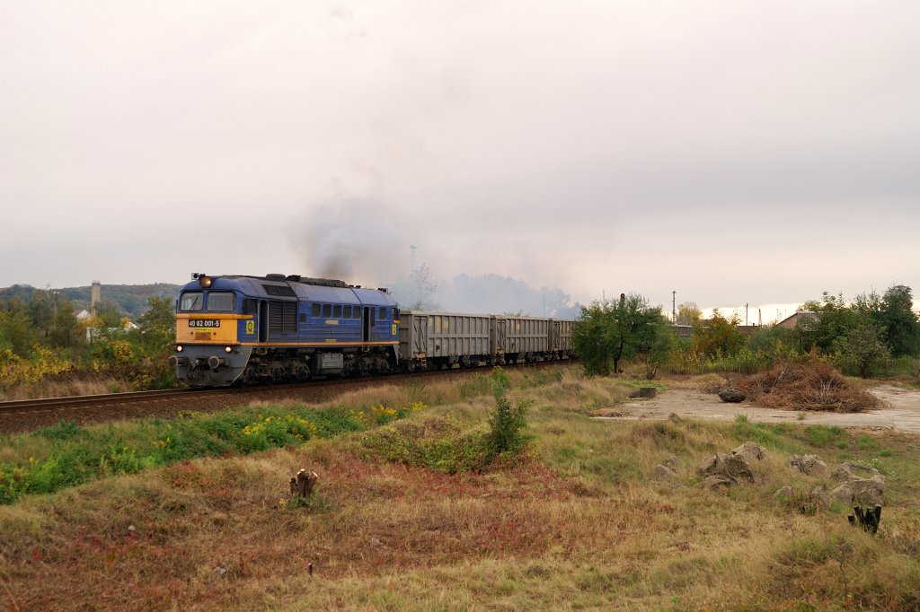4062 001, ex M62 168 mit Gterzug bei Putnok (13.10.2009)