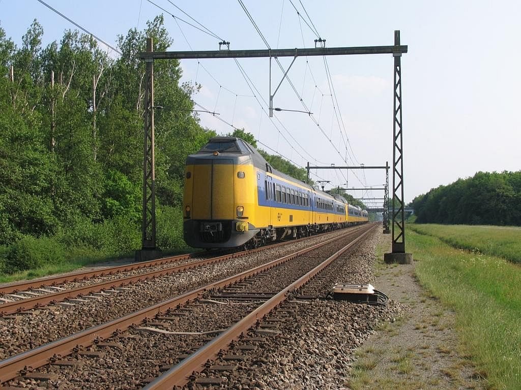 4072, 4045 und 4037 mit IC 553 Den Haag CS-Groningen bei Tynaarlo am 14-5-2008.