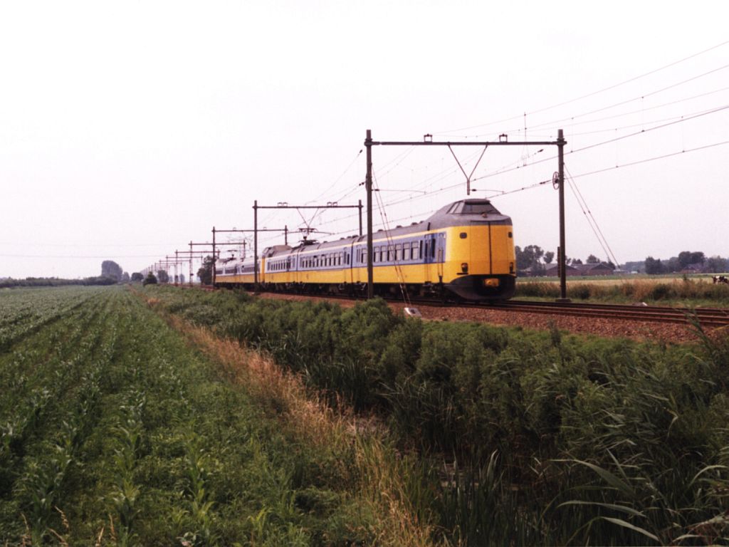 4075 + 4024 unterwegs bei Wirdum als 30525 Den Haag-Leeuwarden am 4-7-1998. Bild und scan: Date Jan de Vries.