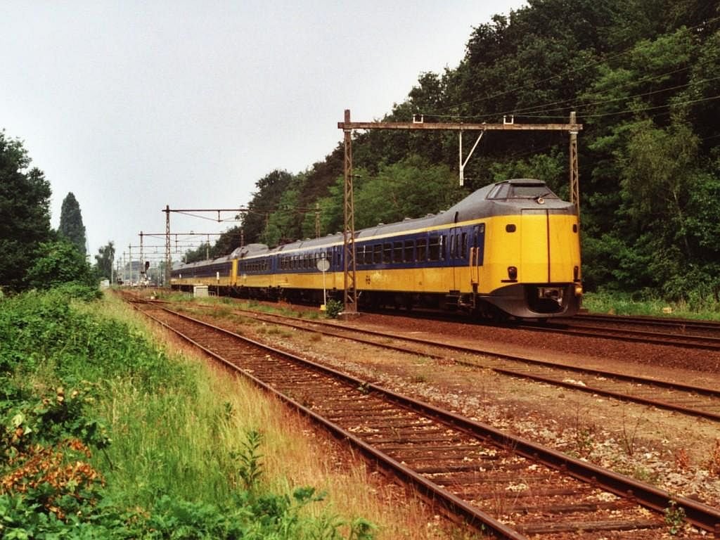 4083 und 4210 mit Intercity 1735 Den Haag CS-Enschede bei Hengelo am 3-6-1999. Bild und scan: Date Jan de Vries.