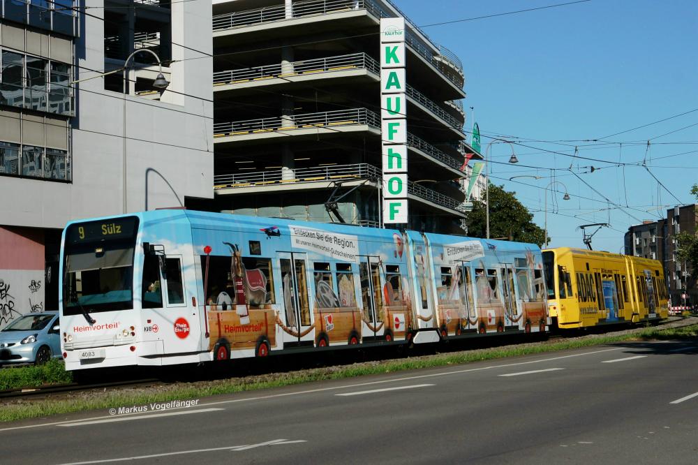 4083 hat eine neue Ganzgestaltung fr die RheinEnergie zum Thema  Heimvorteil  erhalten. Mit diesem Niederflurfahrzeug bereichert die RheinEnergie das Klner Stadtbild ein weiteres Mal mit einer originellen Idee. Hier zu sehen auf der Ccilienstrae am 01.08.2013.