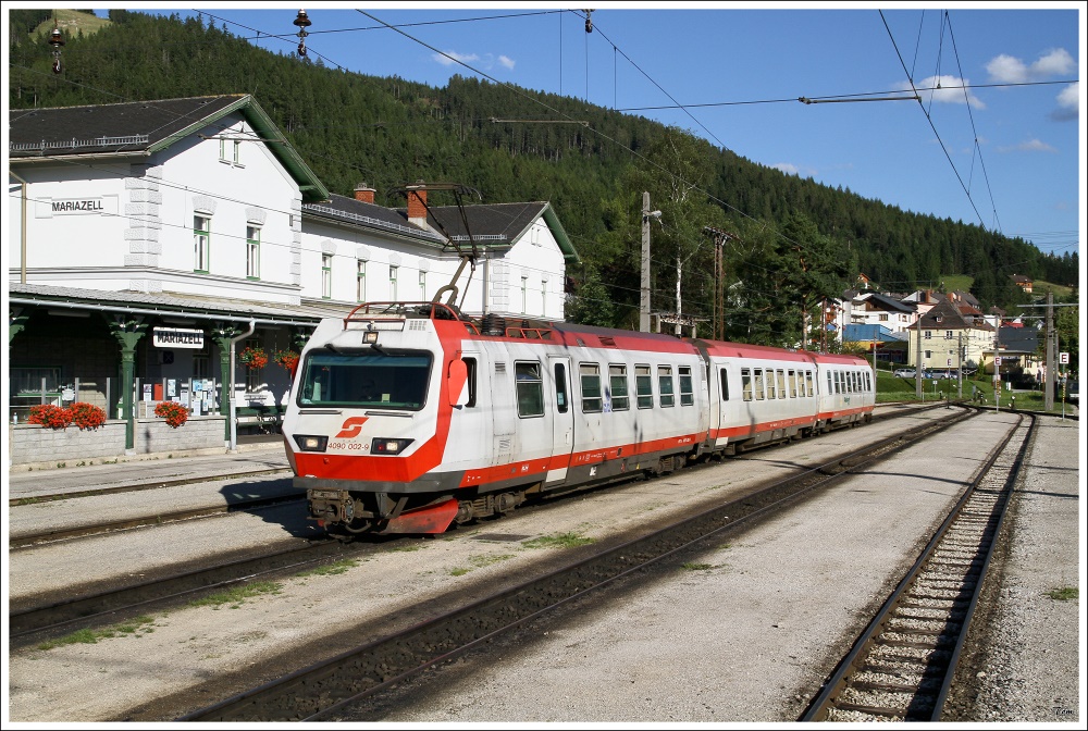4090 002 + 001 kurz vor der Abfahrt als R 6818 von Mariazell nach St.Plten.  
Bf Mariazell 1.8.2010