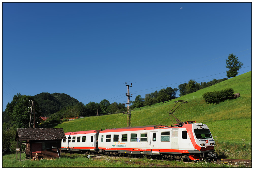 4090 003 als R 6802 von Mariazell nach St. Plten, am 1.8.2010 bei der Einfahrt in Frankenfels.