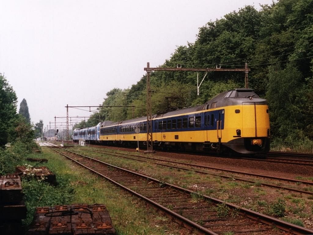 4094 und 4050 mit Intercity 1739 Den Haag CS-Enschede bei Hengelo am 14-5-2001. Bild und scan: Date Jan de Vries.