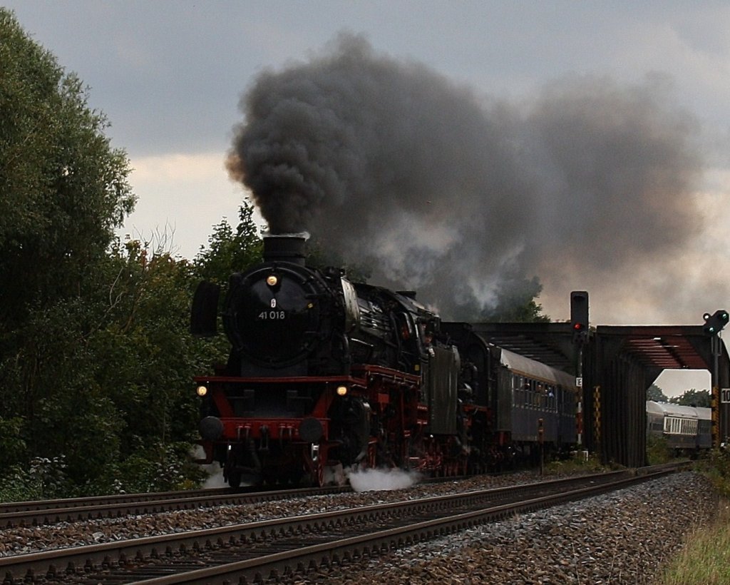 41 018 und 38 1301 an der Regensburger Hafen Brck am 18.09.2010 (Nr.1).