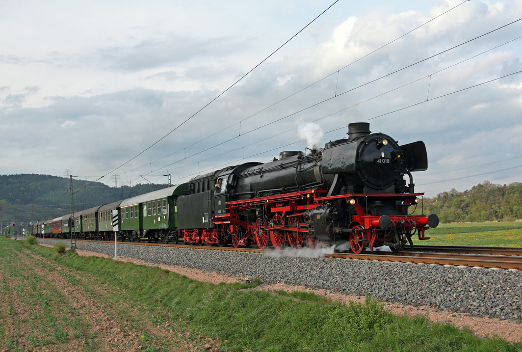 41 018 ist am Abend des 1.Mai 2010 mit ihrem Sonderzug auf der Rckfahrt vom 2.Bebraer Dampfloktreffen nach Nrnberg, hier zwischen Mecklar und Bad Hersfeld. 