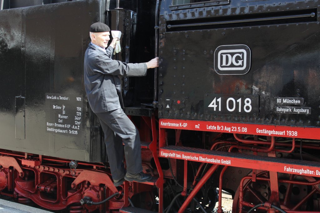 41 018 Bhf.Crailsheim 30.03.2010.
Sein Markenzeichen: die Baskenmtze.  
Am vorletzten Arbeitstag nochmals eine Dampflok bedienen und im Schlepp ehemalige Weggefhrten und Freunde: fr den Gnther ein Traum.
(Fahrt von Crailsheim ins Bw Heilbronn)
