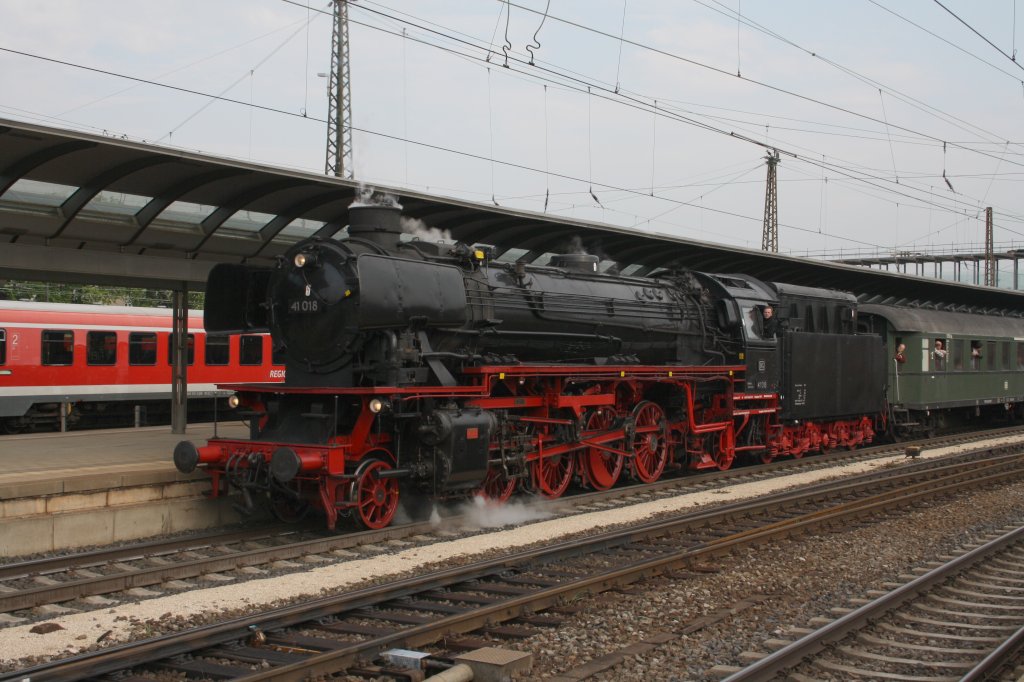 41 018 der Dampflok Gesellschaft Mnchen am 1. Mai bei der Ausfahrt aus Ulm HBF