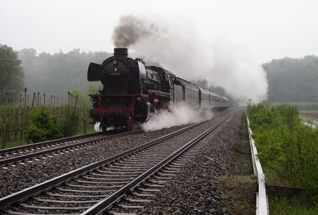 41 018 der Dampflok-Gesellschaft Mnchen fhrt am 1. Mai 2011 bei strmendem Regen mit einem Zug der Ulmer Eisenbahnfreunde von Geislingen nach Lindau und am Abend wieder zurck bis nach Ulm. Die restlichen Streckenabschnitte ber die Geislinger Steige von und bis Stuttgart wird der Zug von einer E-Lok befrdert, bei Brugg