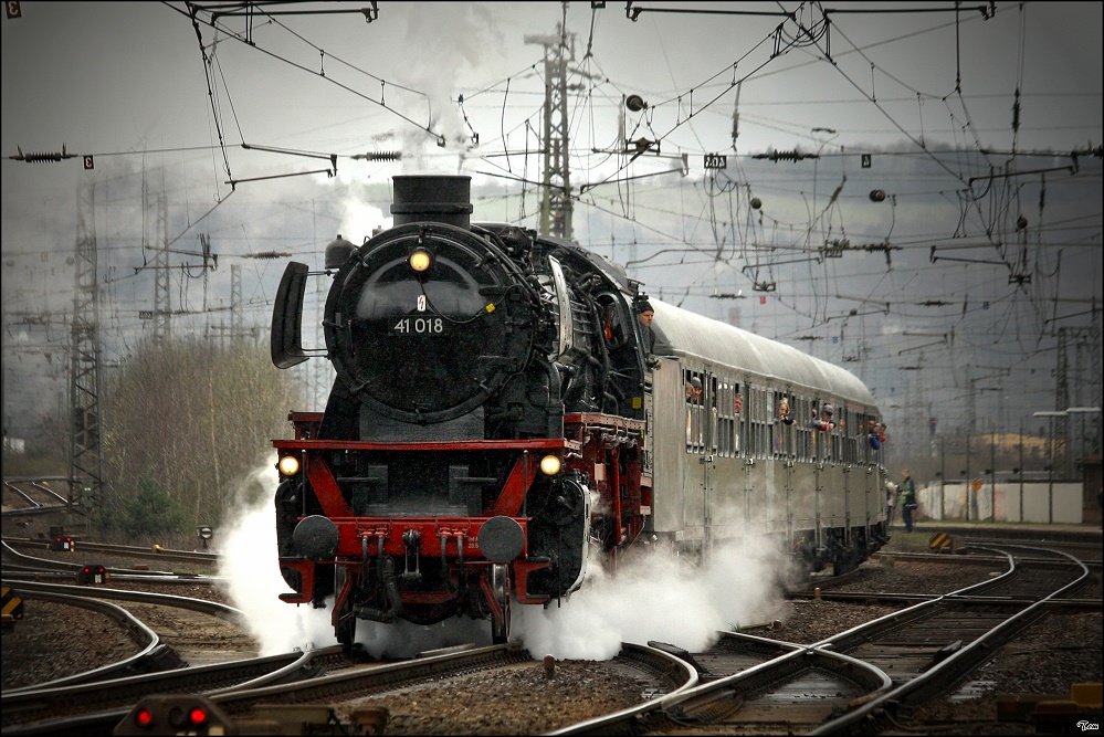 41 018 f�hrt mit Sdz 39132 von Saarburg nach Bullay.
Dampfspektakel 2010 Eifel-Mosel
Ausfahrt Ehrang 3.4.2010