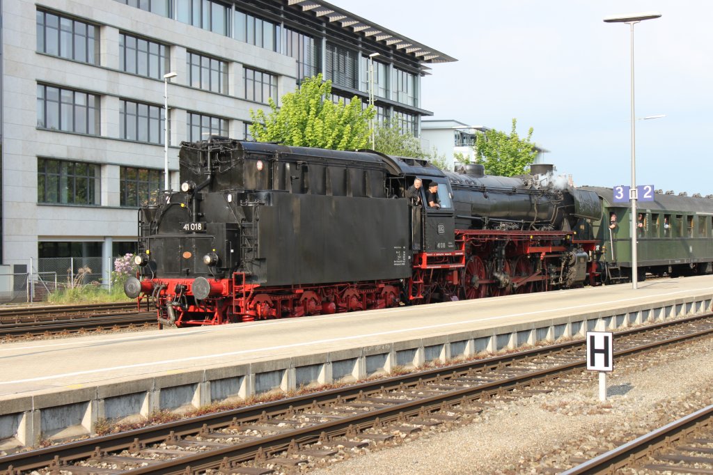 41 018 mit dem Sonderzug  Bodensee  am 1 Mai 2011 in Friedrichshafen Stadt, in krze fhrt der aus lindau kommende Zug weiter nach Ulm.