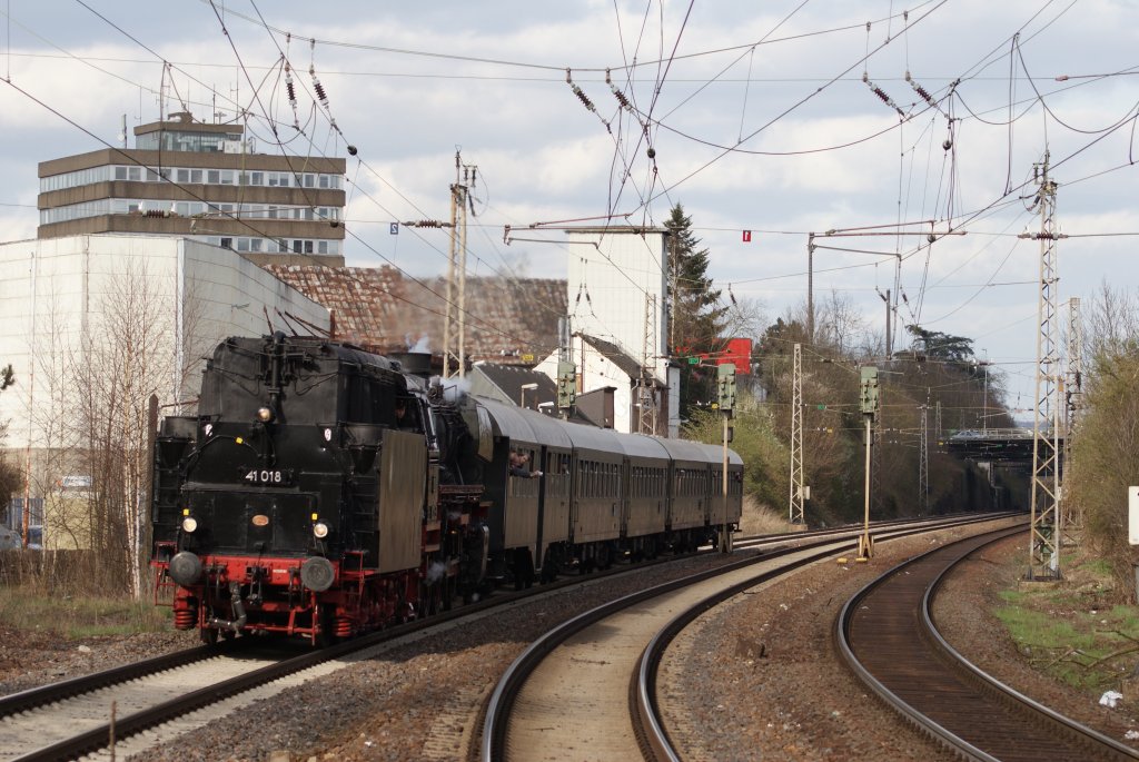 41 018 mit einem Sonderzug bei der EInfahrt in Trier-Sd am 05.04.2010