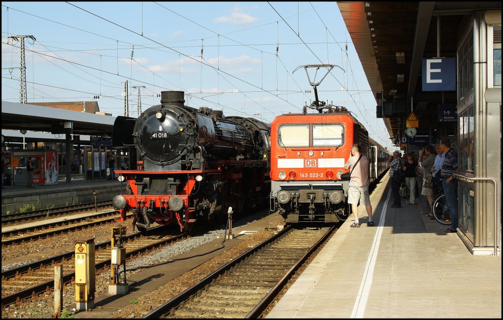 41 018 rangiert gleich ins Gleisvorfeld des Nrnberger Hbf um dort seine Garnitur abzuholen. 21.08.2010, Nrnberg Hbf. 