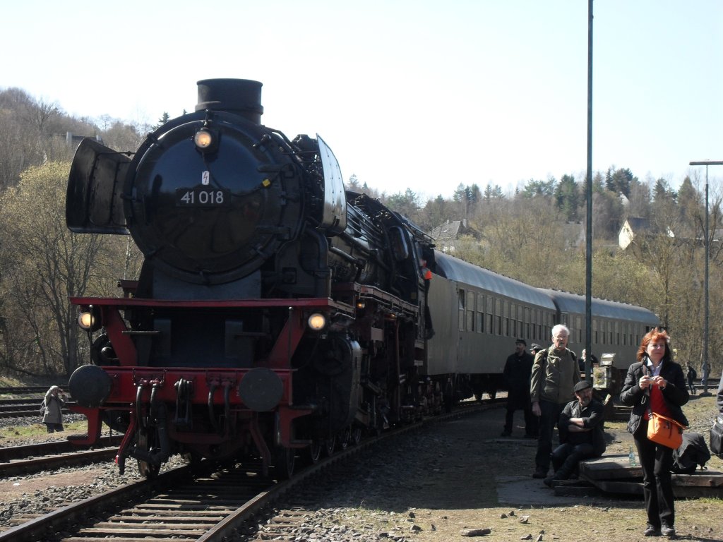 41 018 steht fr die Veranstaltung  175 Jahre Deutsche Eisenbahn  im  historischem Bahnbetriebserk Gerolstein am 6.4.10.