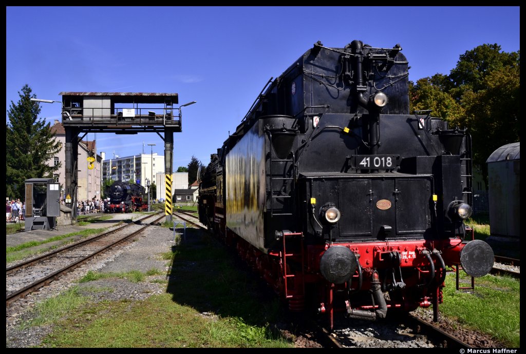 41 018 steht schon zur Lokparate bereit, whrend 52 8195-1 noch beim Wasserfassen ist. Das Bild entstand (von einem Fugngerberweg aus) am 9. September 2012 im Bahnpark Augsburg.