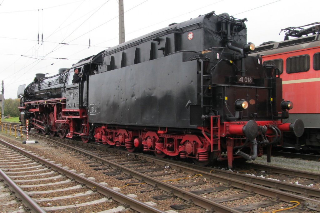 41 018 in Summerau. Diese Lokomotive mit der Fabr.Nr. 24320/1939, Hersteller Henschel & Sohn, Kassel gehrt heute der Dampflok-Gesellschaft Mnchen e.V.und htte den Sonderzug von Ampflwang nach Budweis fhren sollen. Doch es wieherte der Beamtenschimmel in Tschechien sehr laut und man verwies auf neue Vorschriften fr Fahrten mit auslndischen Nostalgiefahrzeugen. Daher keine Einreise nach Tschechien und Weiterfahrt mit E-Lok.  26.10.12