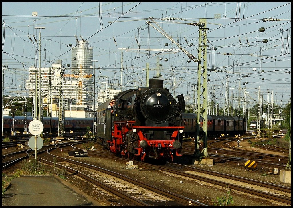 41 018 vor der wunderschnen Nrnberger Skyline am 21.08.2010 im Hbf. Anlass war 175 Deutsche Eisenbahn. 