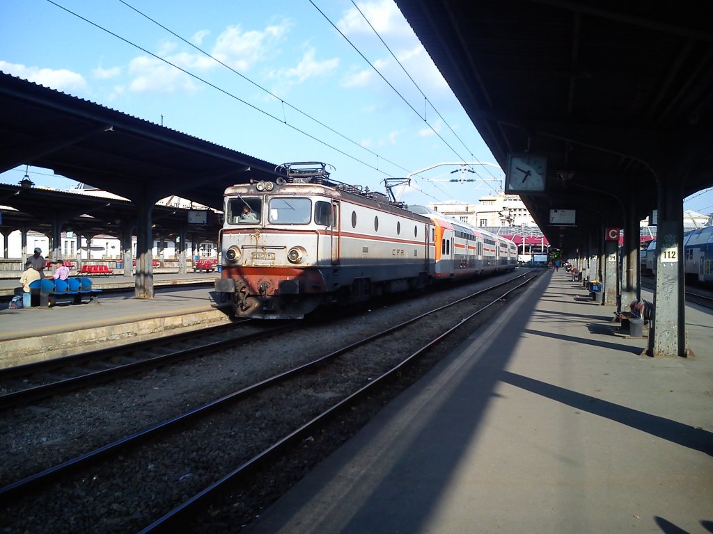 41-0832-4 steht abfahrtbereit an Gleis 6 im Bukarster Nordbahnhof am 02.07.2013.