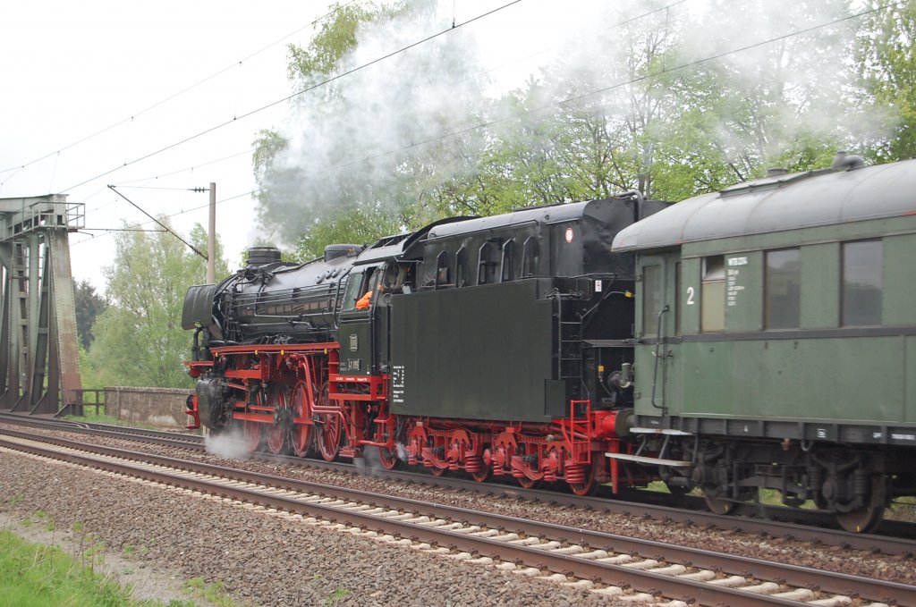 41 096 am 02.05.2010 mit Sonderzug nach Bebra kurz vor berquerung des Mittellandkanals bei Peine