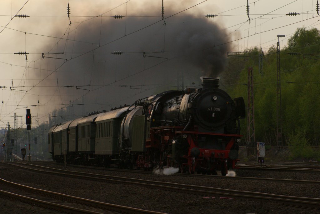 41 096 mit einem Sonderzug von Bochum-Dahlhausen nach Braunschweig in Bochum-Ehrenfeld am 16.04.2011