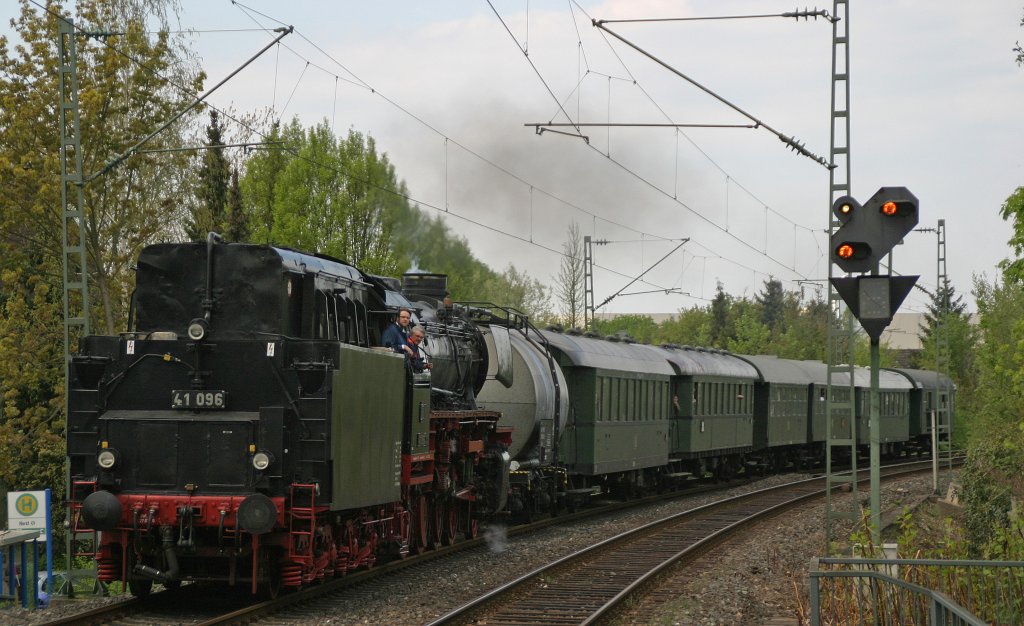 41 096 mit ihrem Sonderzug aus Salzgitter mit +60min. in Essen-Horst
