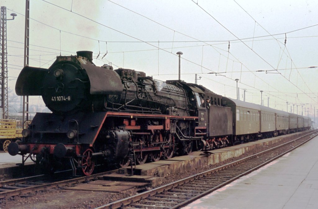 41 1074-8 Magdeburg Hbf April 1978 mit langem Personenzug