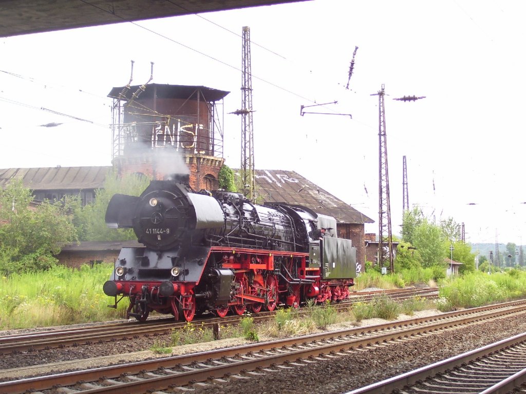 41 1144-9 Bhf Naumburg/Saale Hbf mit alten Bahnbetriebswerk und Wasserbehlter ( bereits abgerissen )