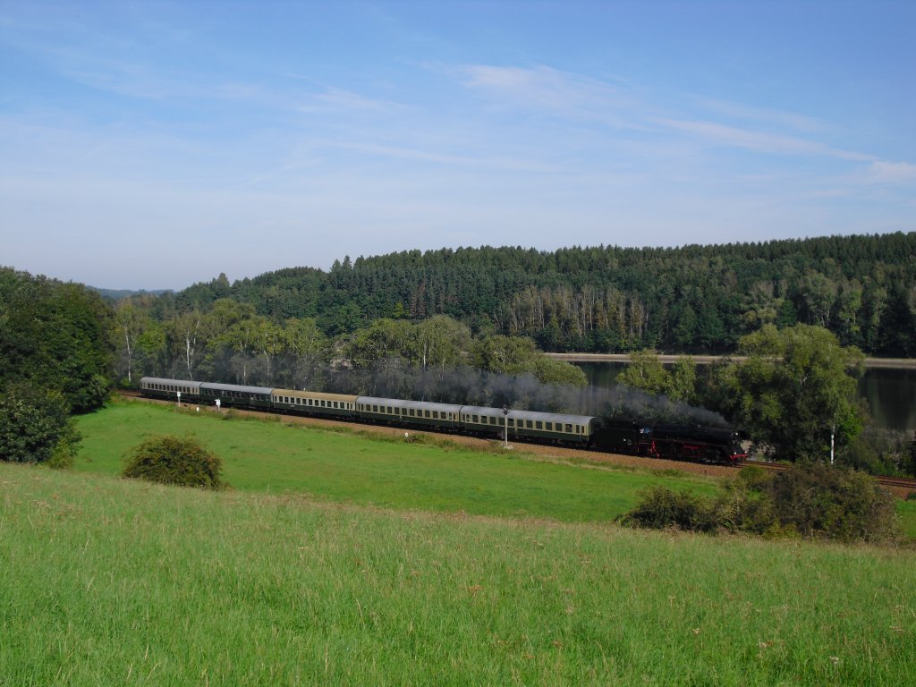 41 1144-9 fhrt am 12.09.10 mit dem Elstertal Express der Talsperre Pirk entlang. 