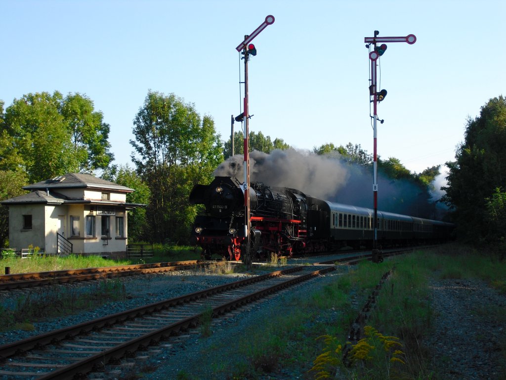 41 1144-9 fhrt am 19.09.10 mit dem Elstertal Express in Elsterberg/V.ein.