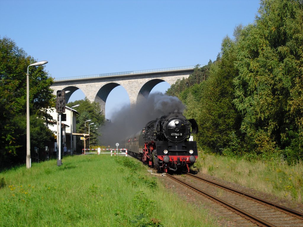 41 1144-9 fhrt am 19.09.10 mit dem Elstertal Express durch Pirk.